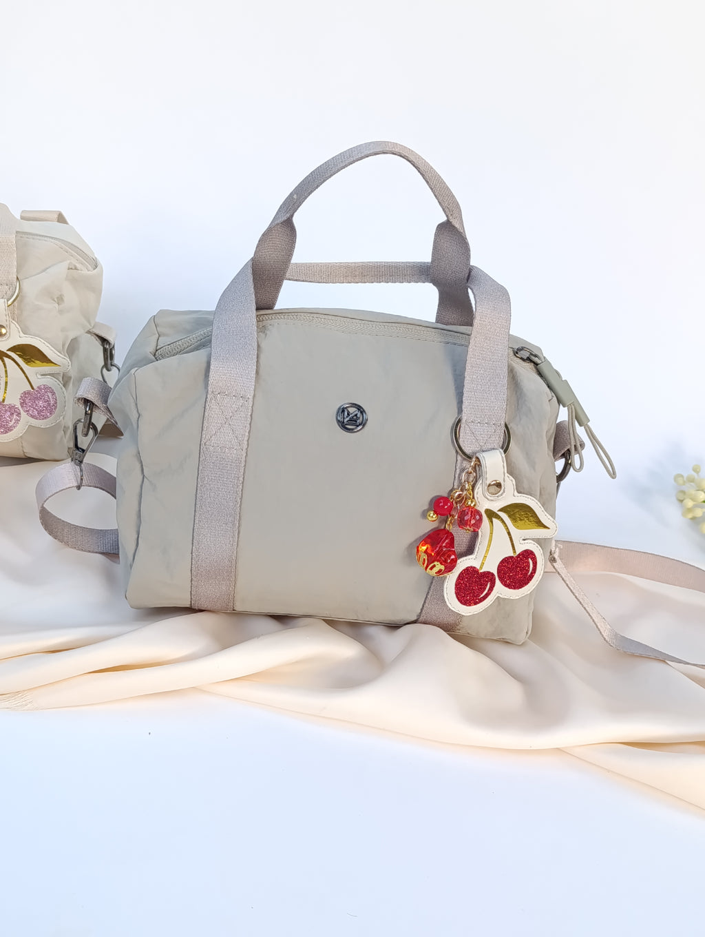 Minibag impermeable con Charm Cherry