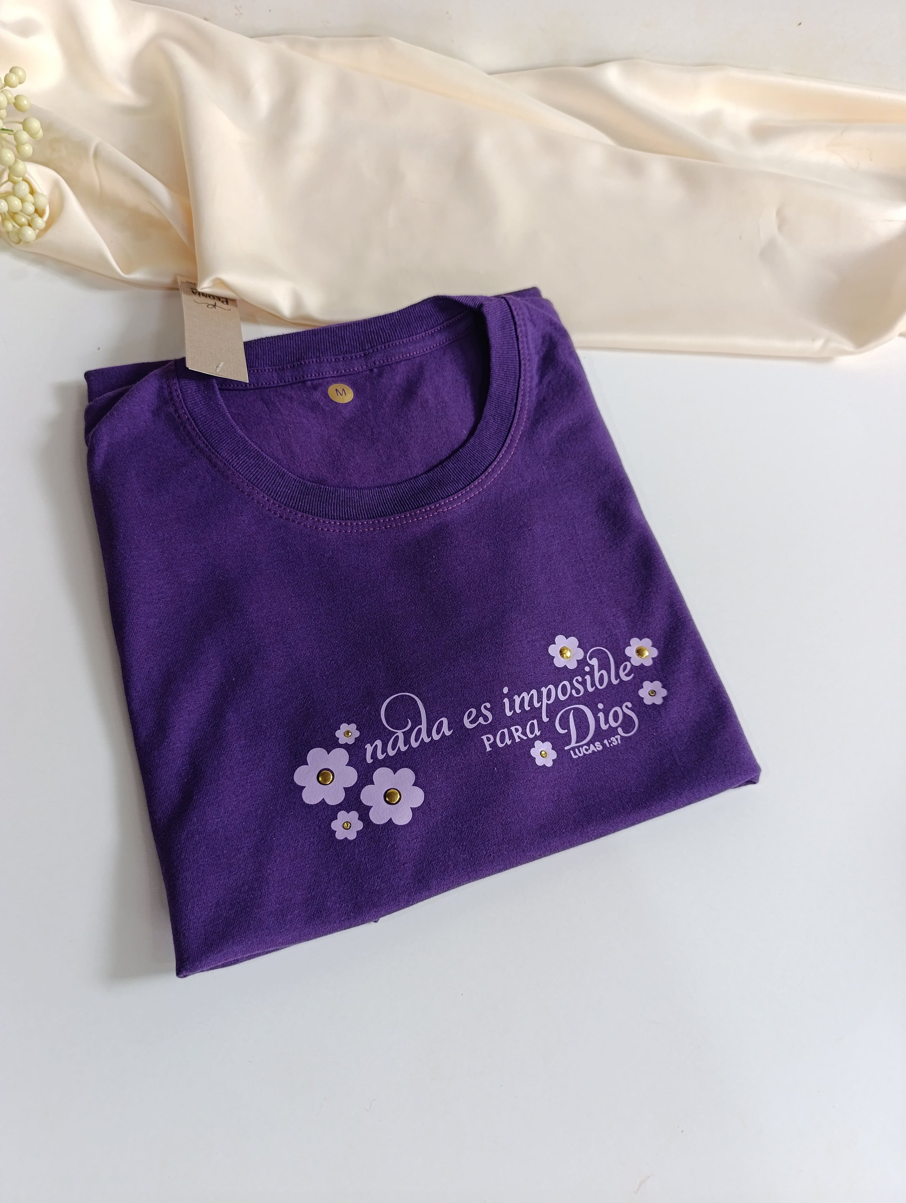 Remera T-Shirt con estampado, color violeta.