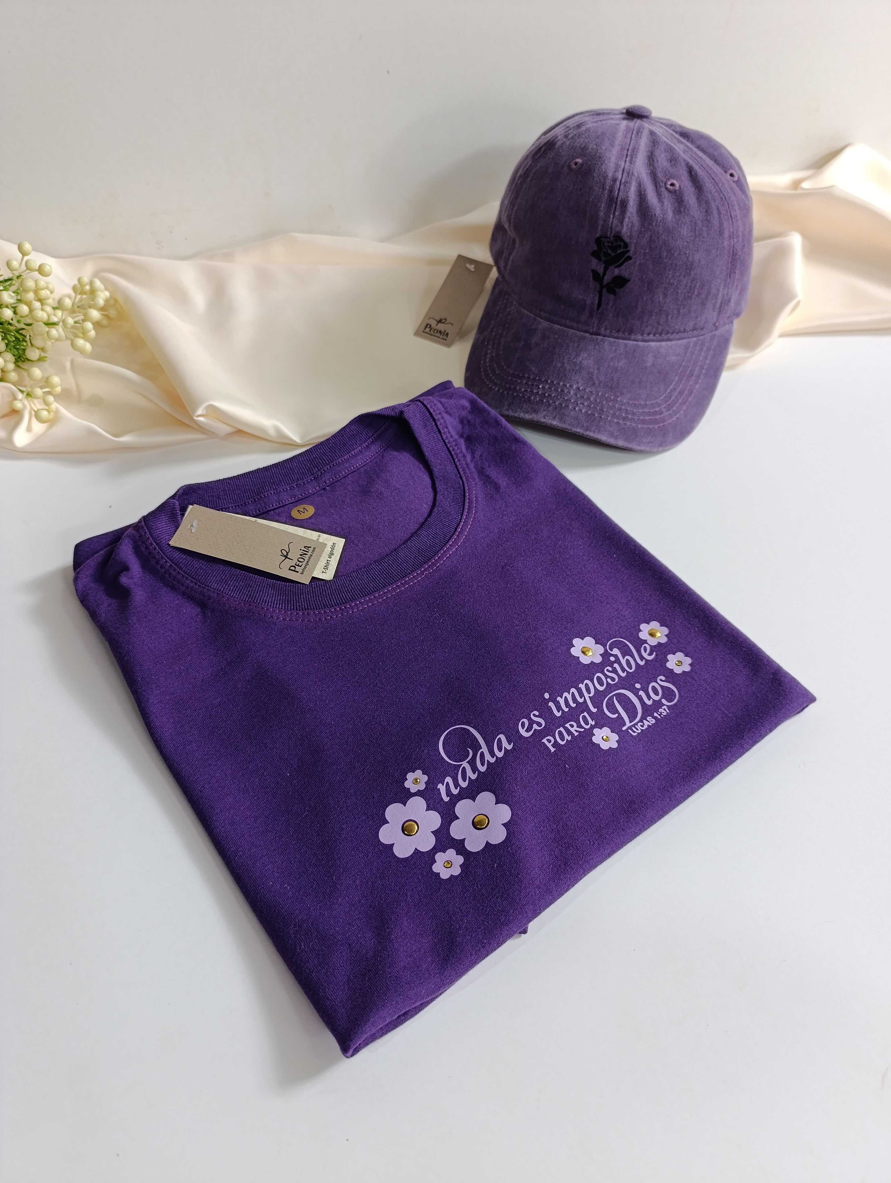 Remera T-Shirt con estampado, color violeta.