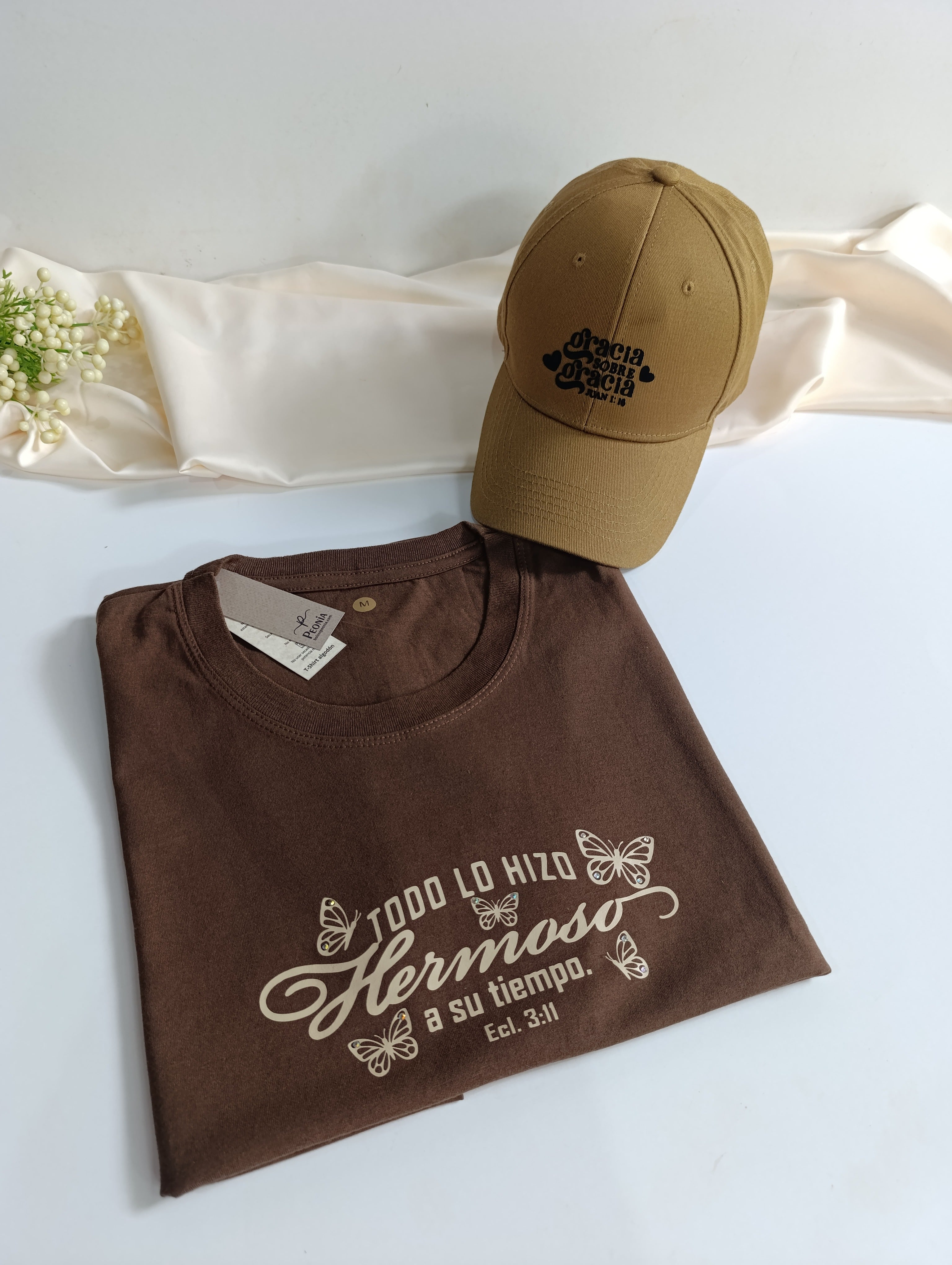 Remera T-Shirt con estampado, color chocolate.