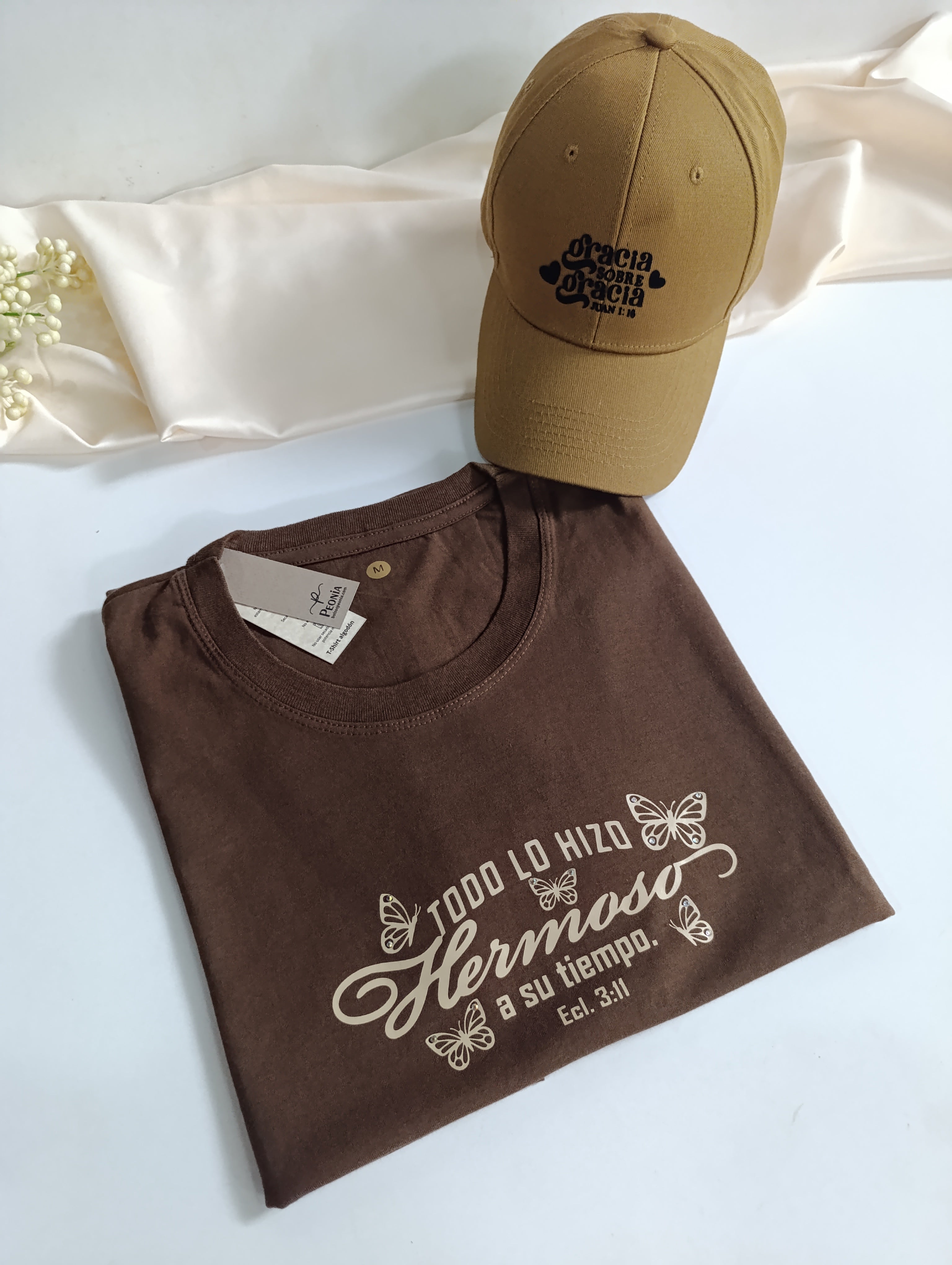 Remera T-Shirt con estampado, color chocolate.