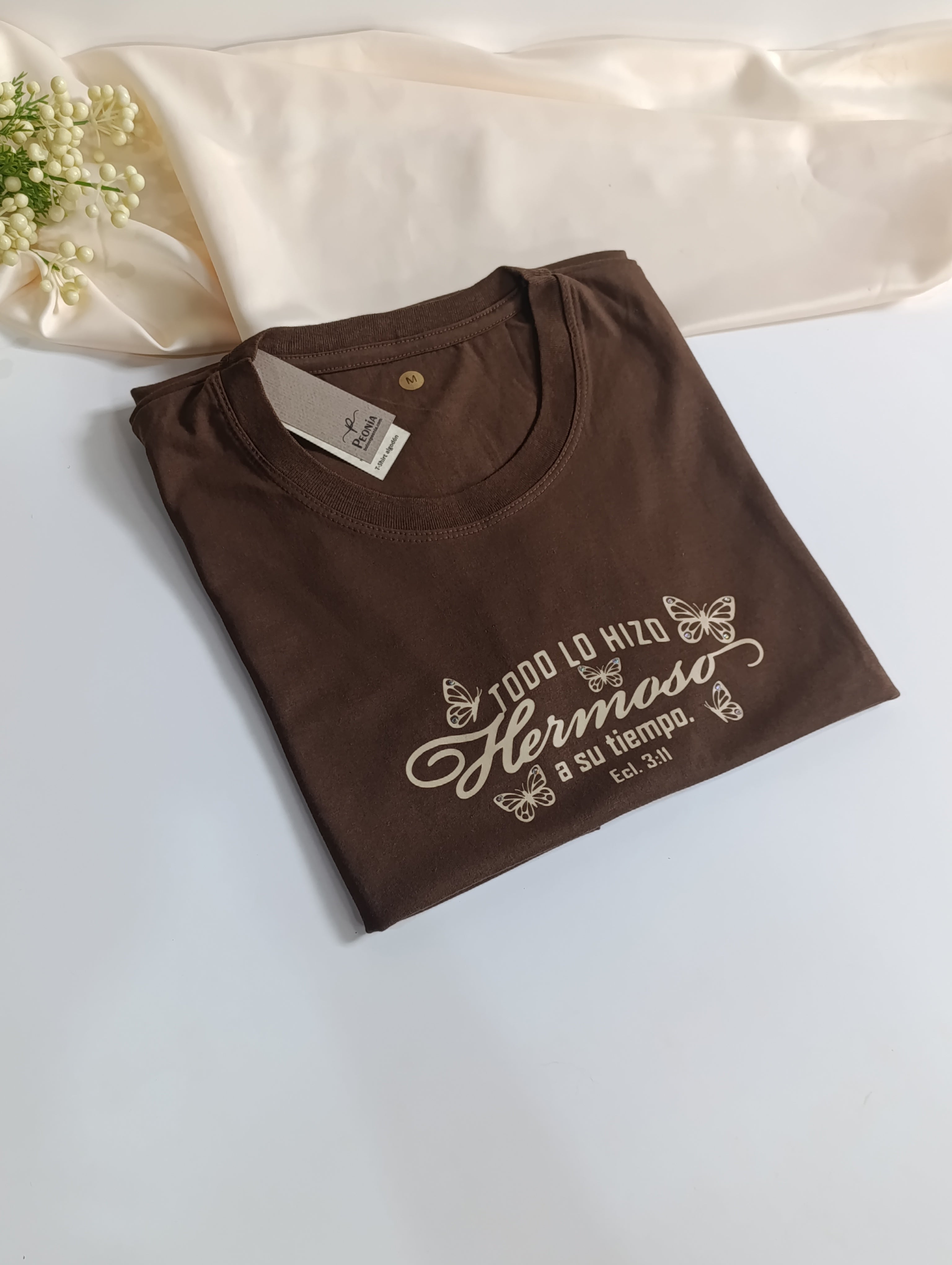 Remera T-Shirt con estampado, color chocolate.