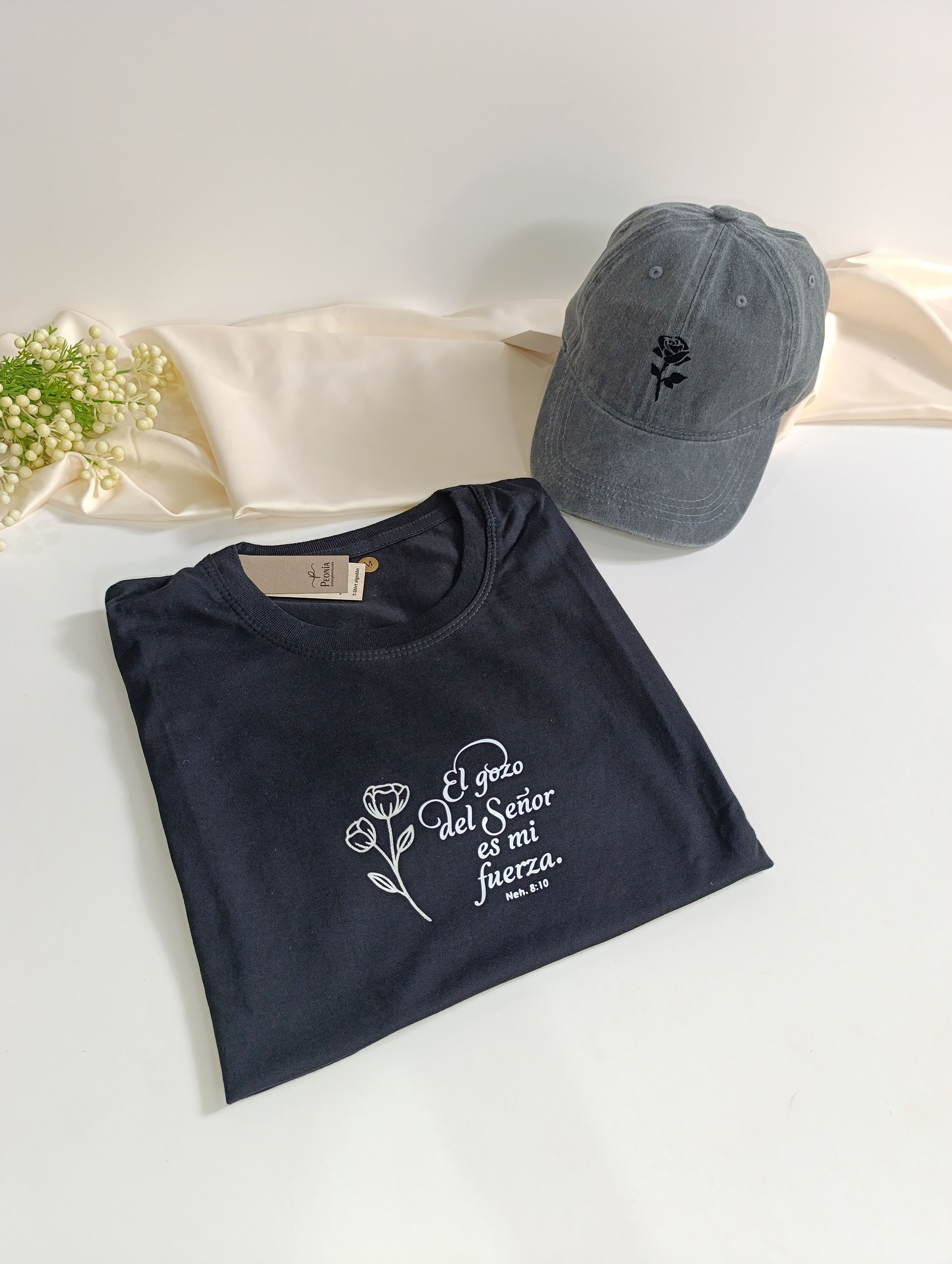 Remera T-Shirt con estampa , color negro.