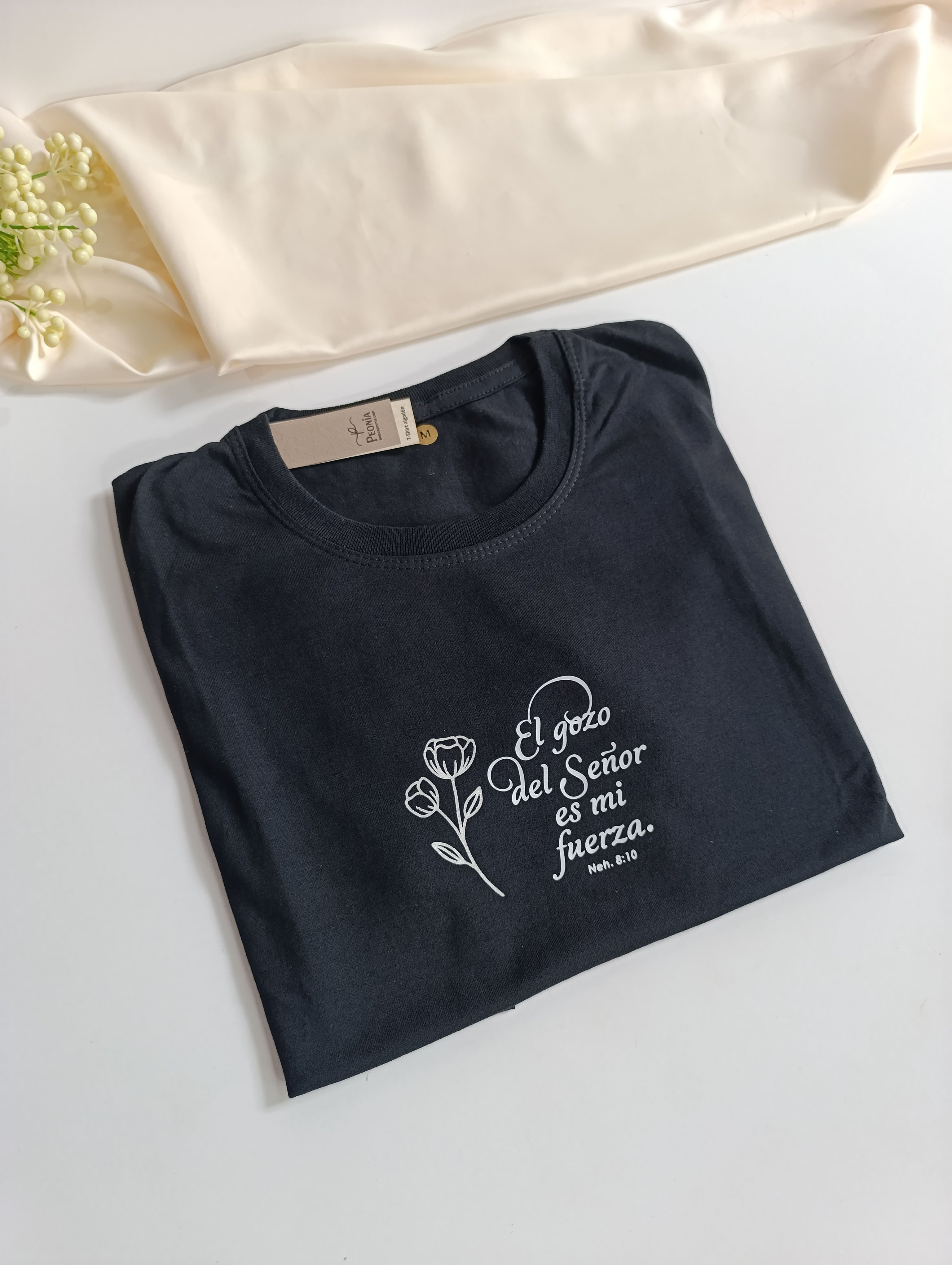 Remera T-Shirt con estampa , color negro.