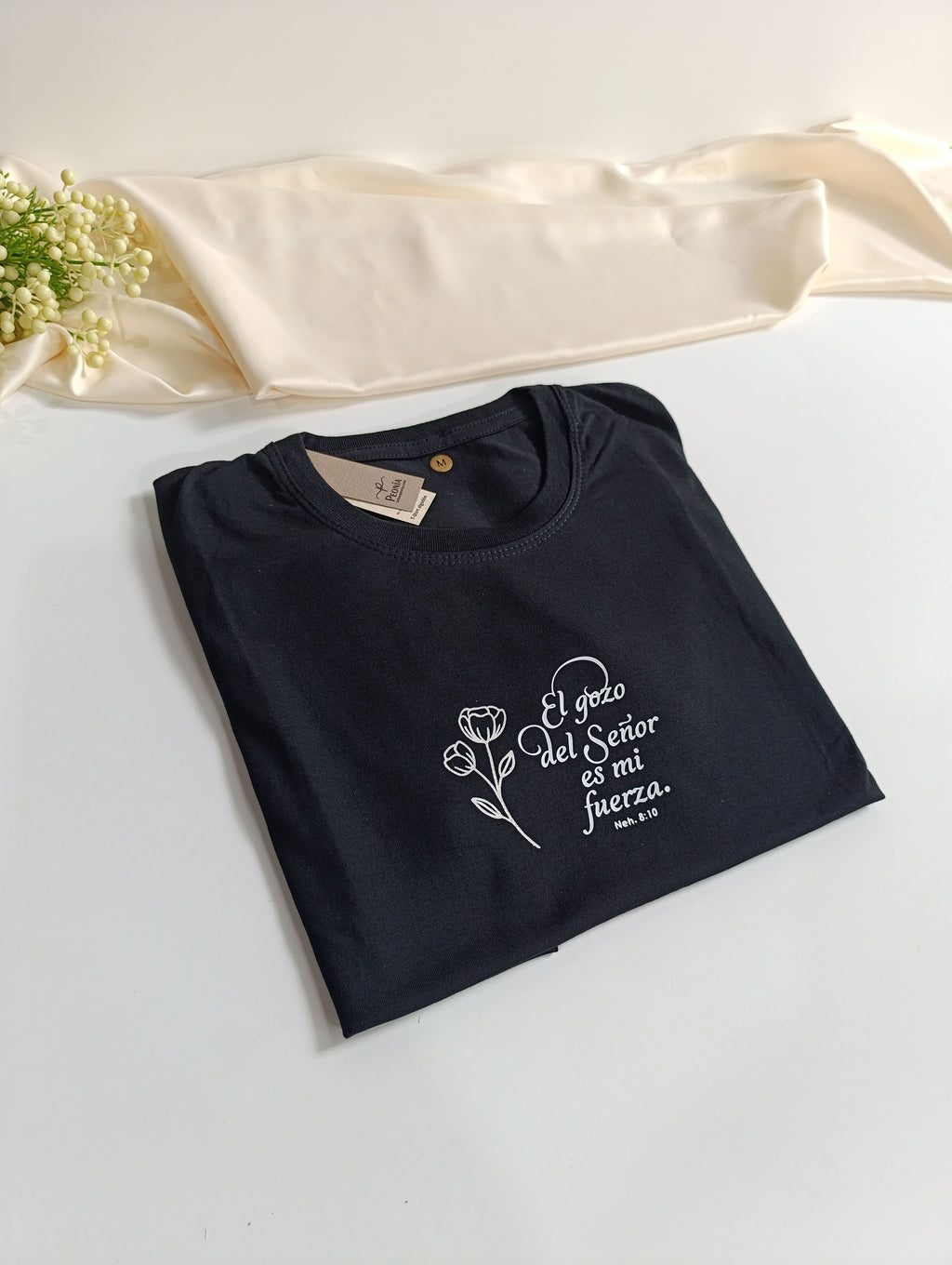 Remera T-Shirt con estampa , color negro.