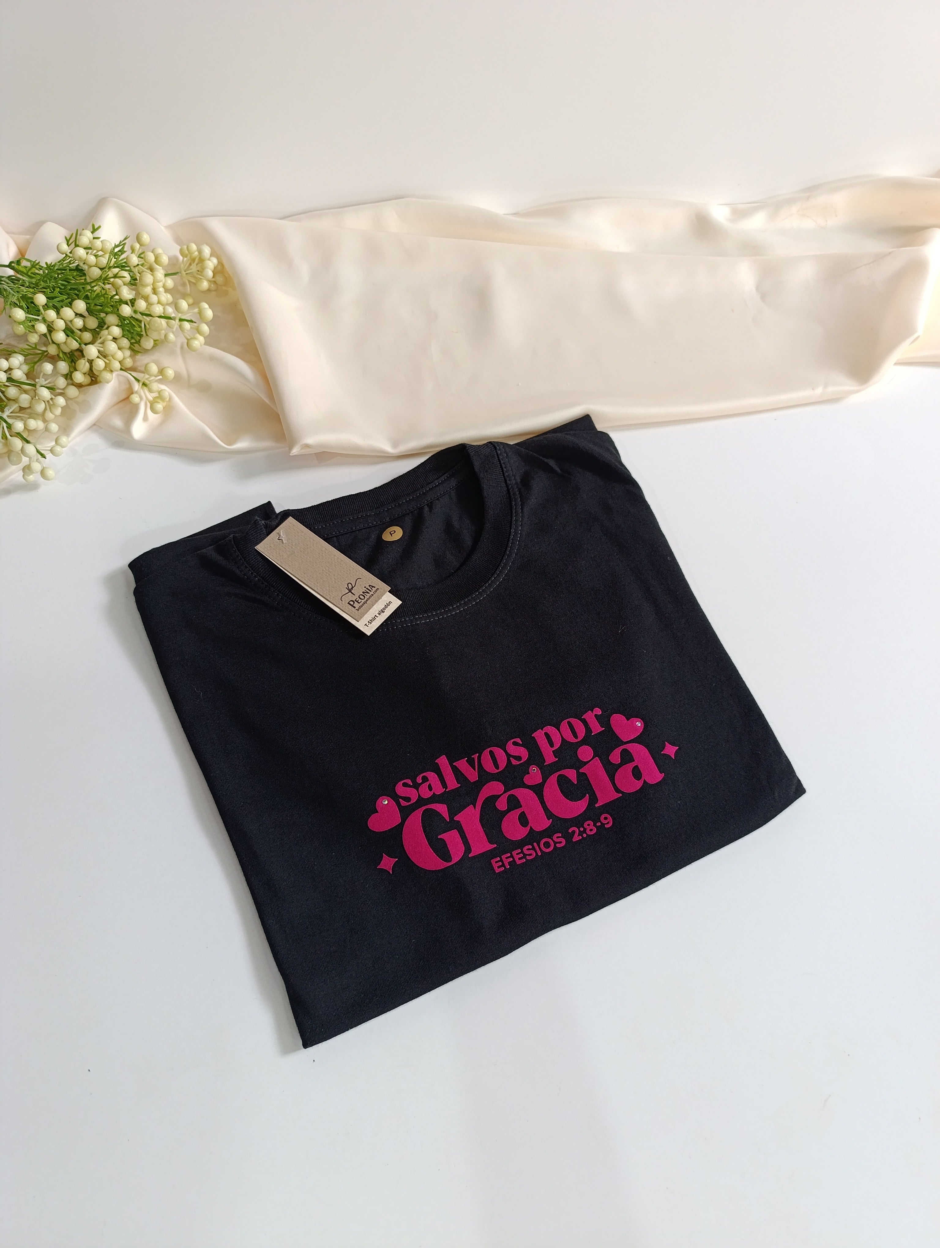 Remera T-Shirt con estampa fucsia, color negro.