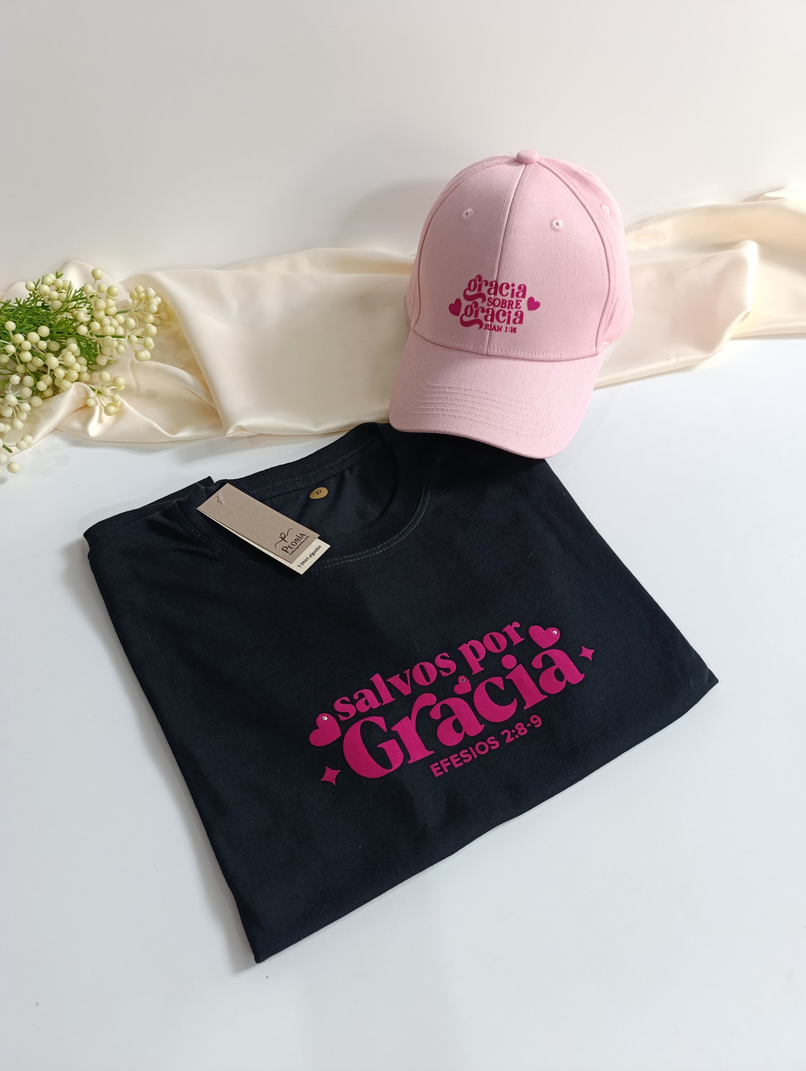 Remera T-Shirt con estampa fucsia, color negro.