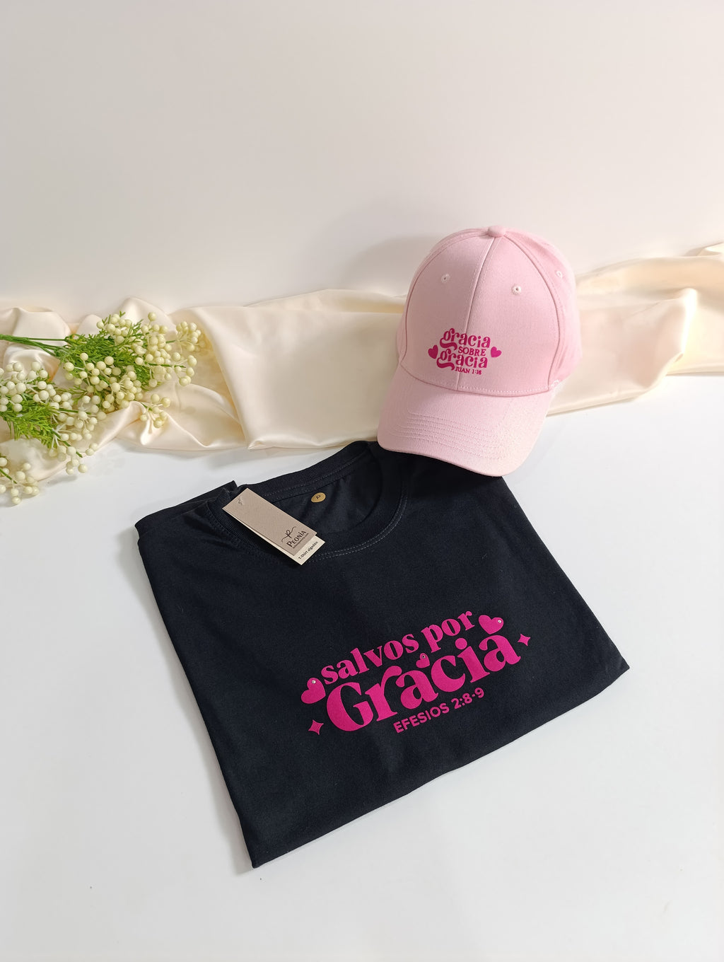 Remera T-Shirt con estampa fucsia, color negro.