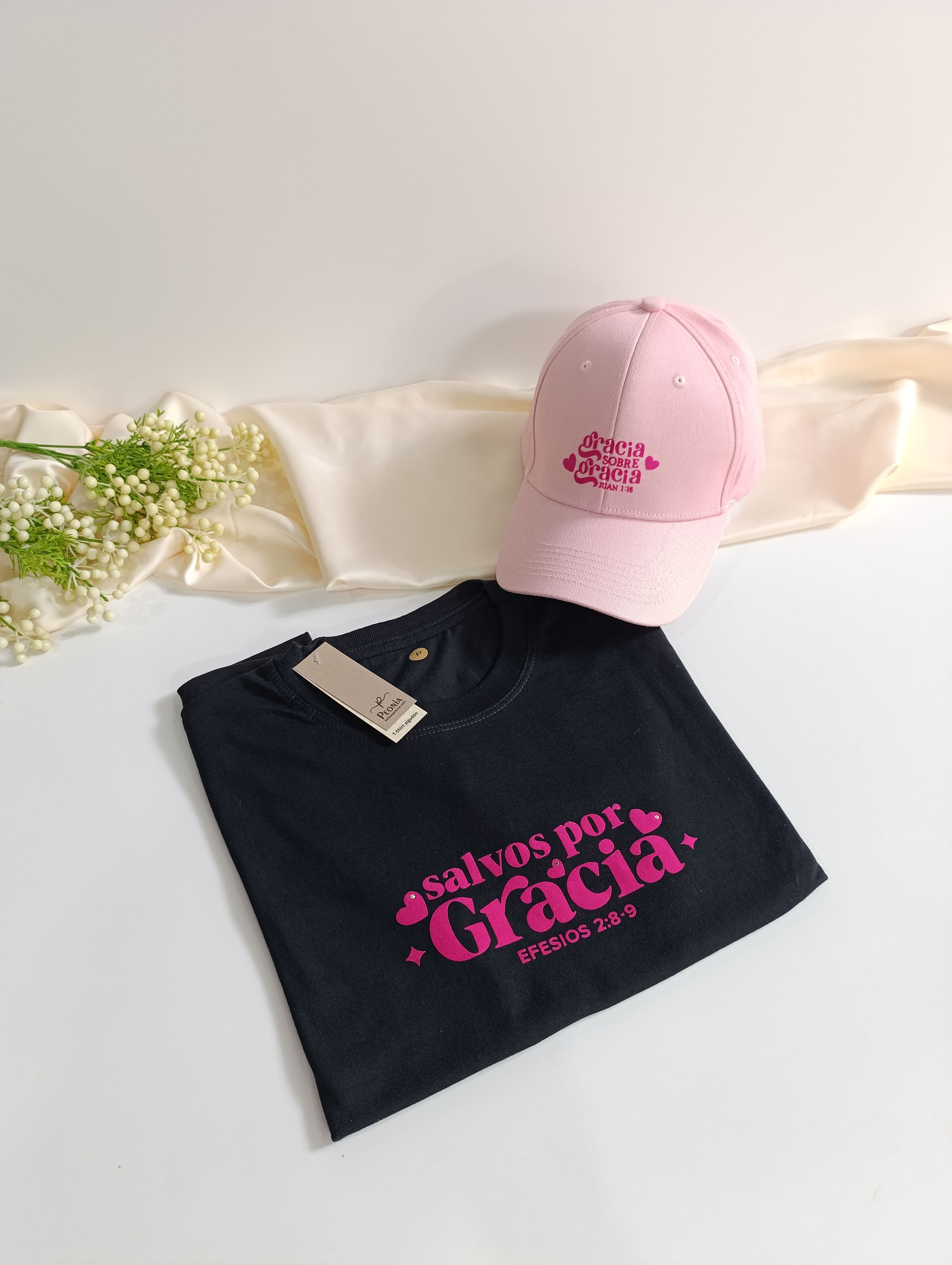 Remera T-Shirt con estampa fucsia, color negro.