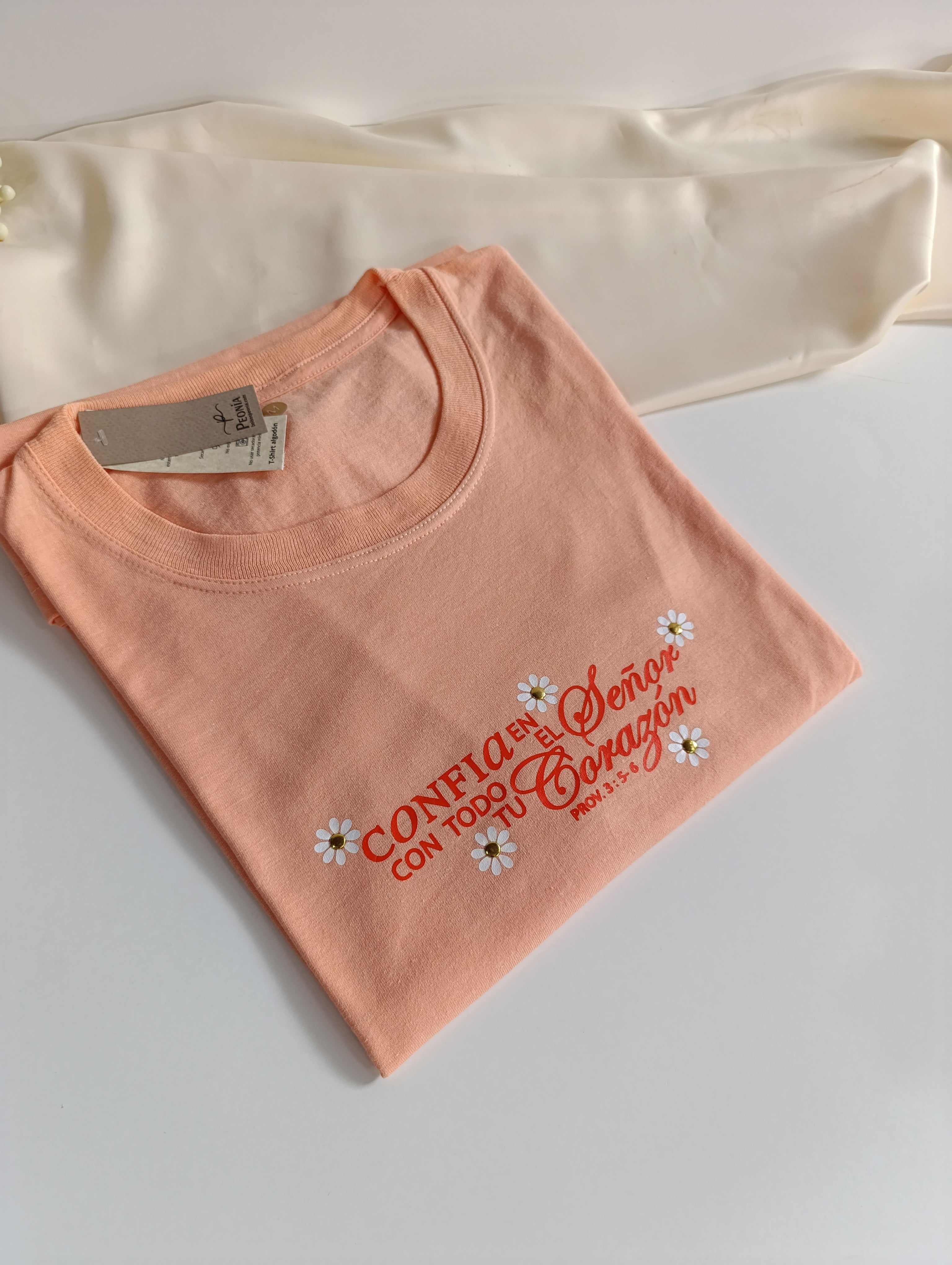 Remera T-Shirt con estampa , color salmón.