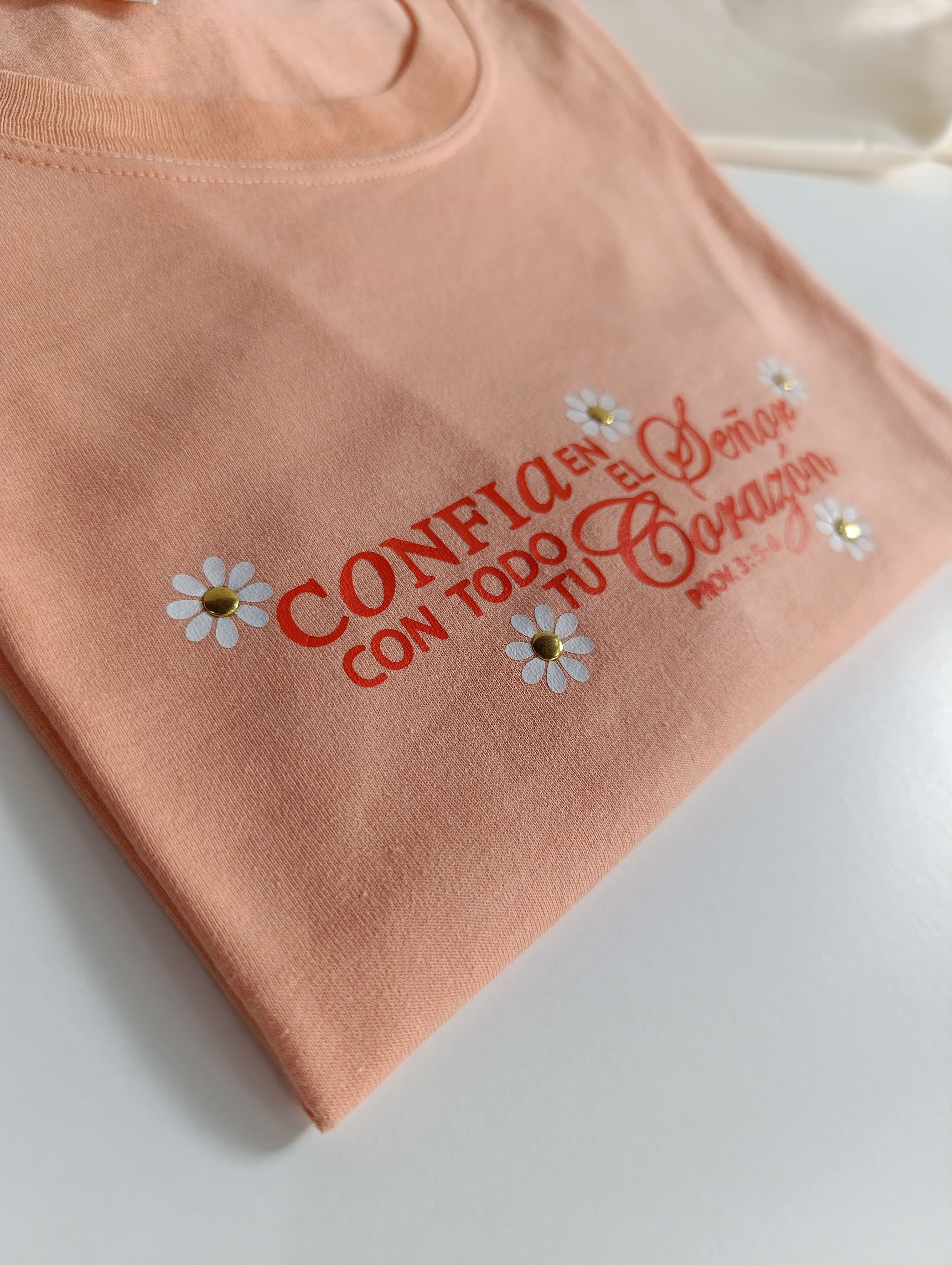 Remera T-Shirt con estampa , color salmón.