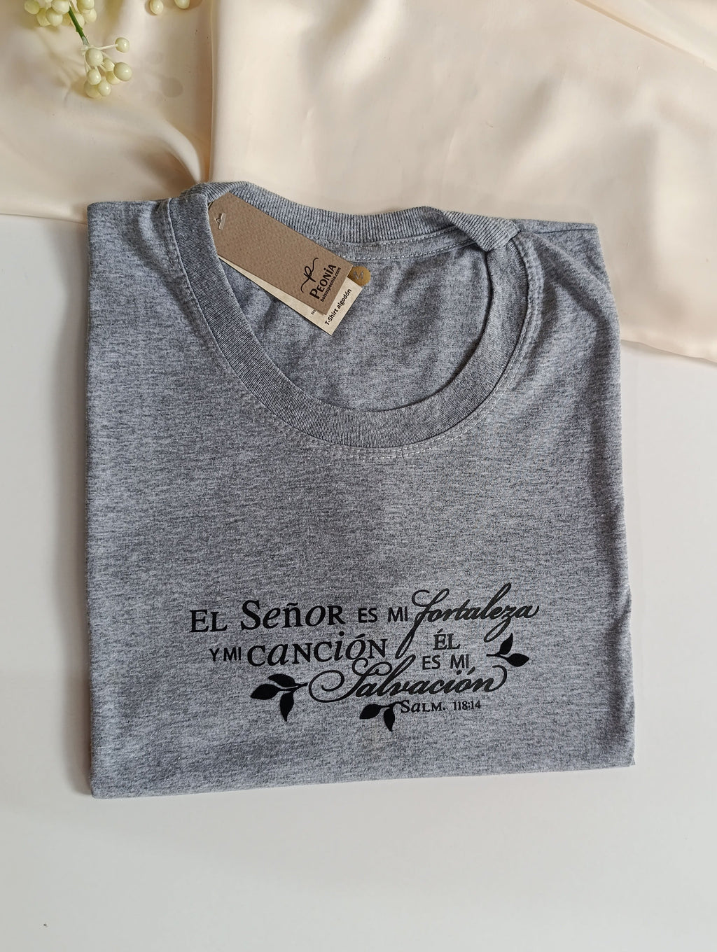 Remera T-Shirt con estampa , color gris.