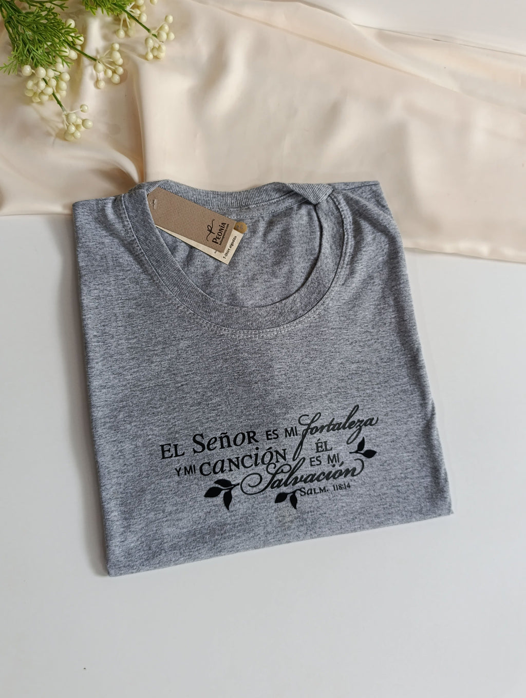 Remera T-Shirt con estampa , color gris.