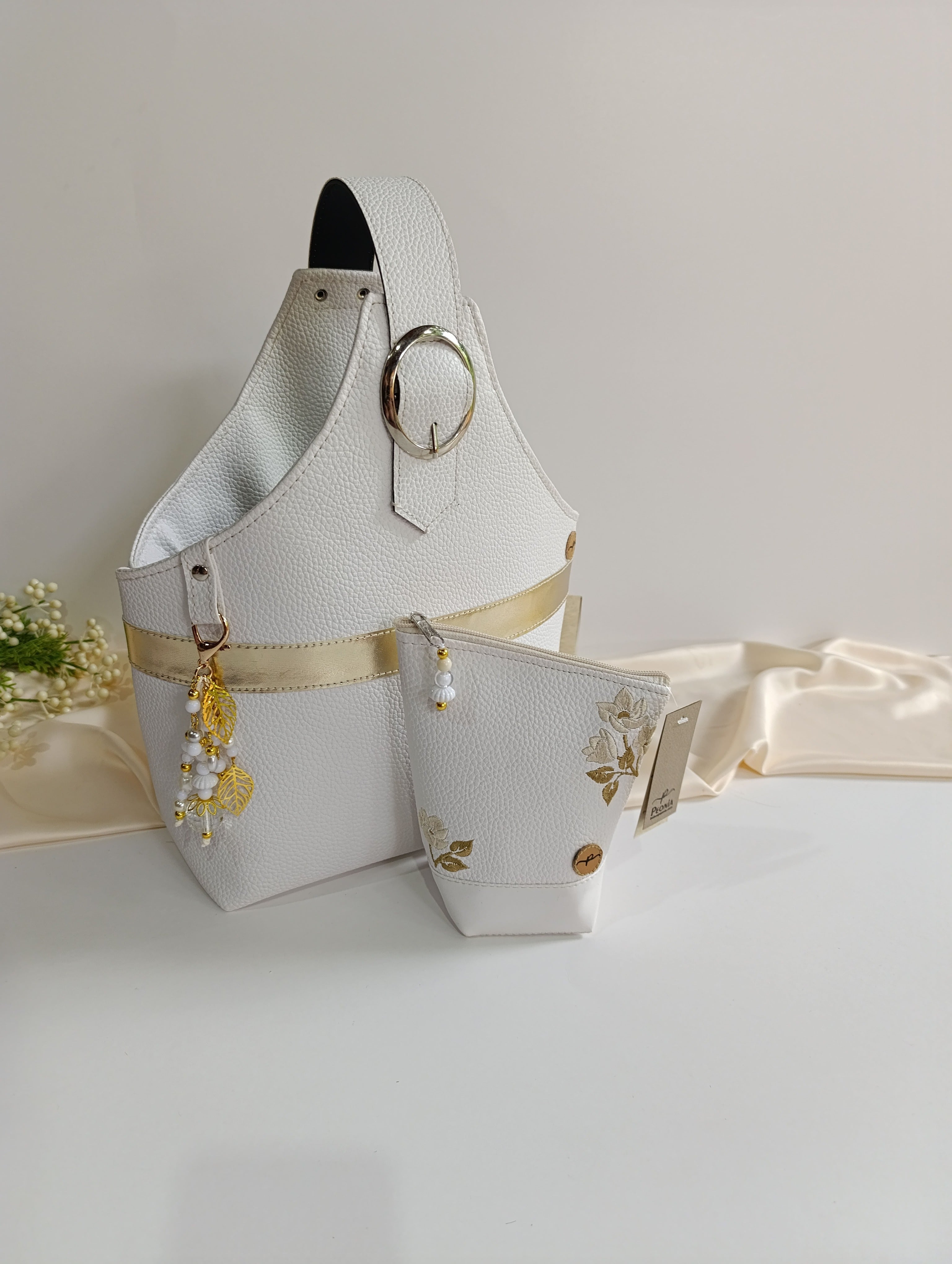 Bolso porta Mate Chic color blanco.