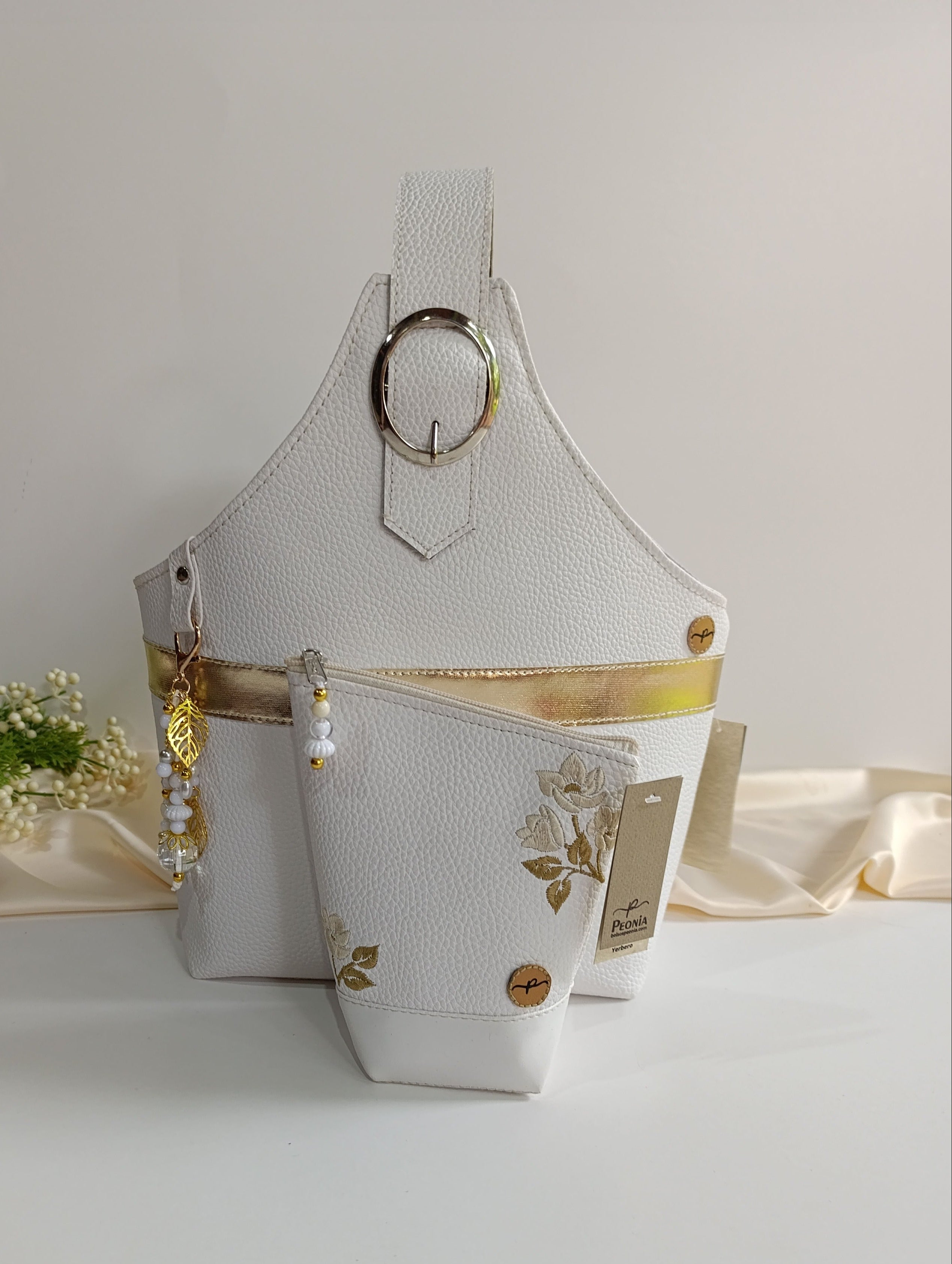 Bolso porta Mate Chic color blanco.
