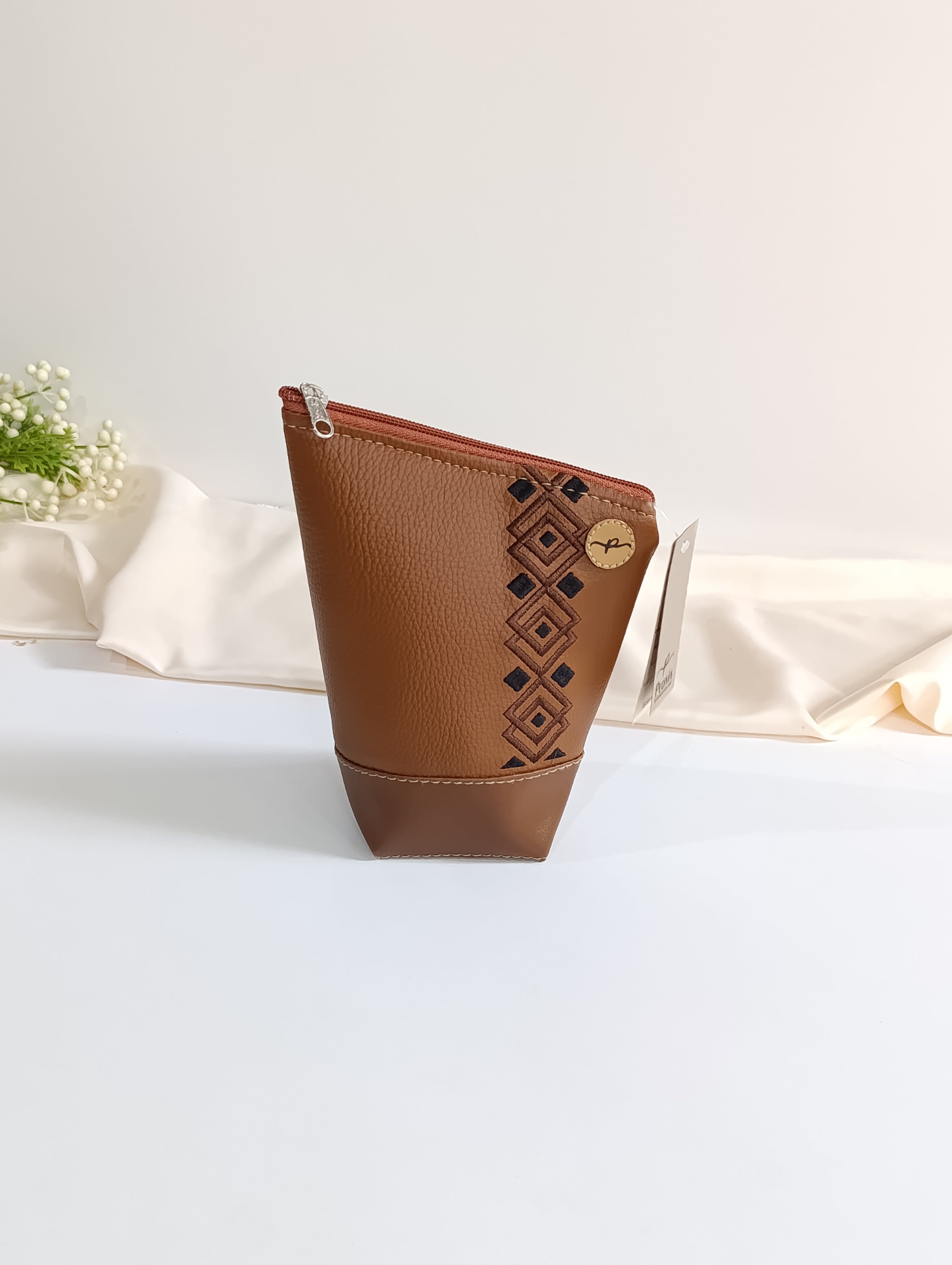 Yerbera Unisex bordada con guarda lateral ,colores varios