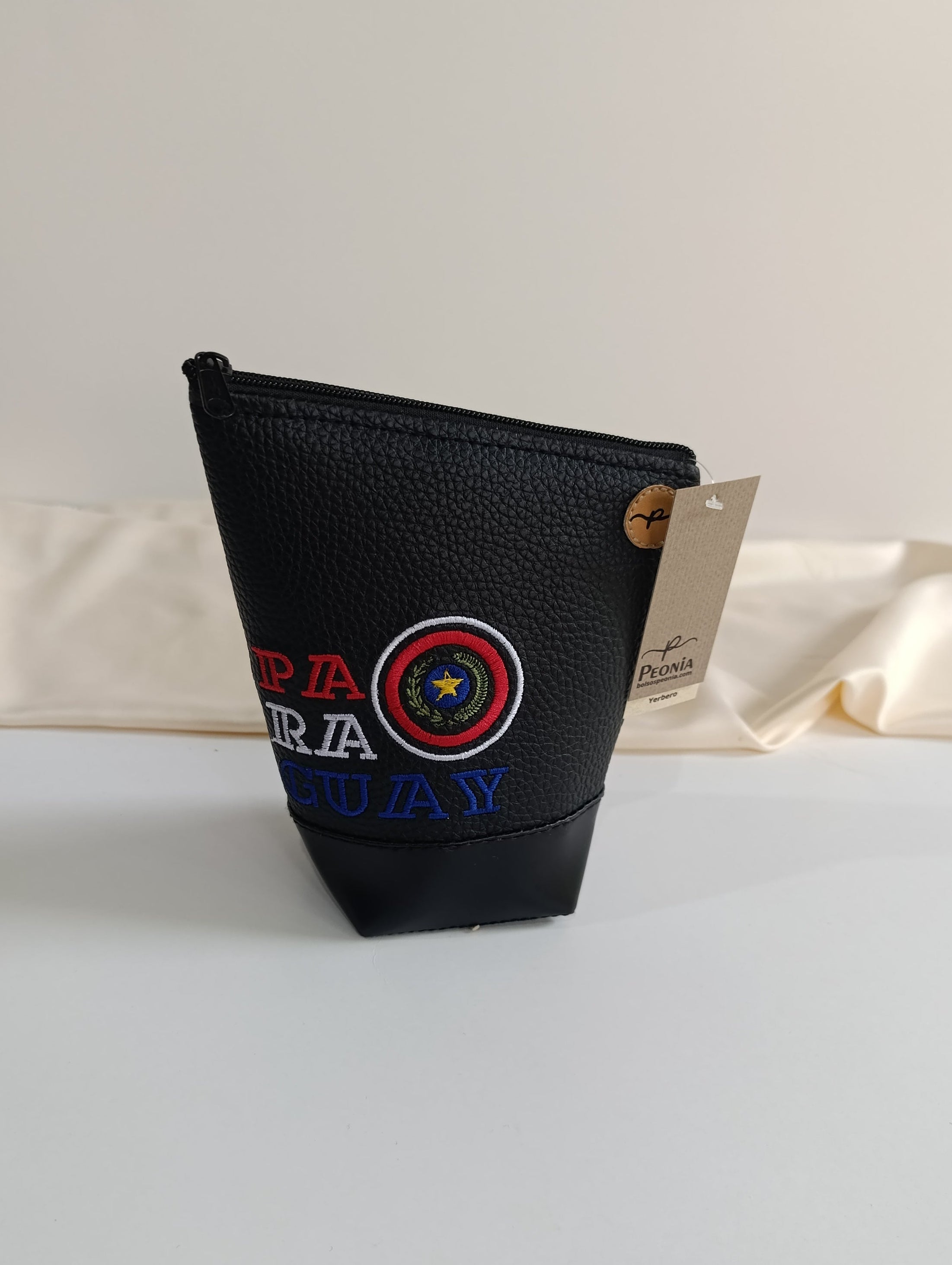 Yerbera Unisex  bordada con diseño Paraguay, colores varios