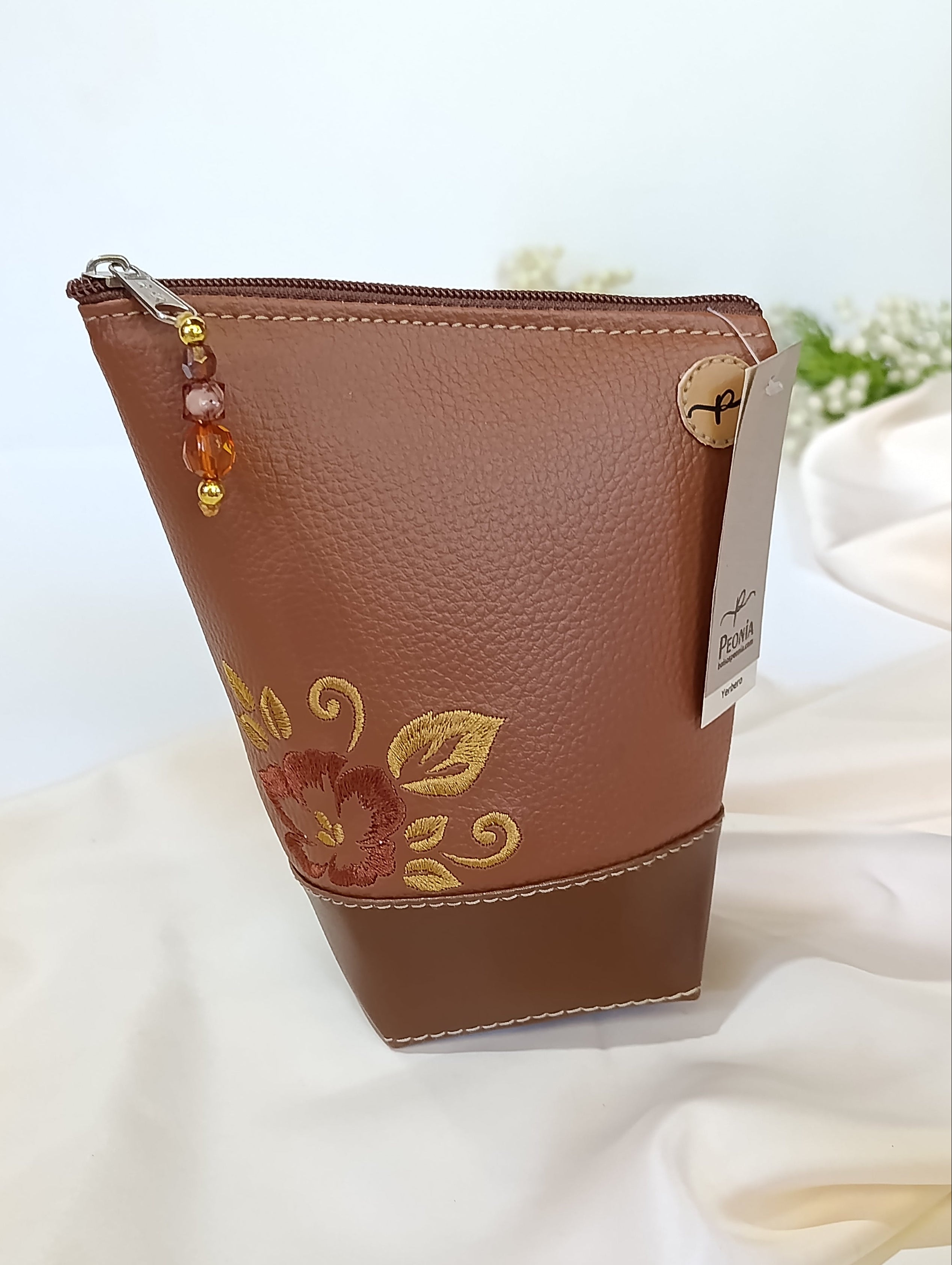 Yerbera Femenina bordada Camelia, colores varios