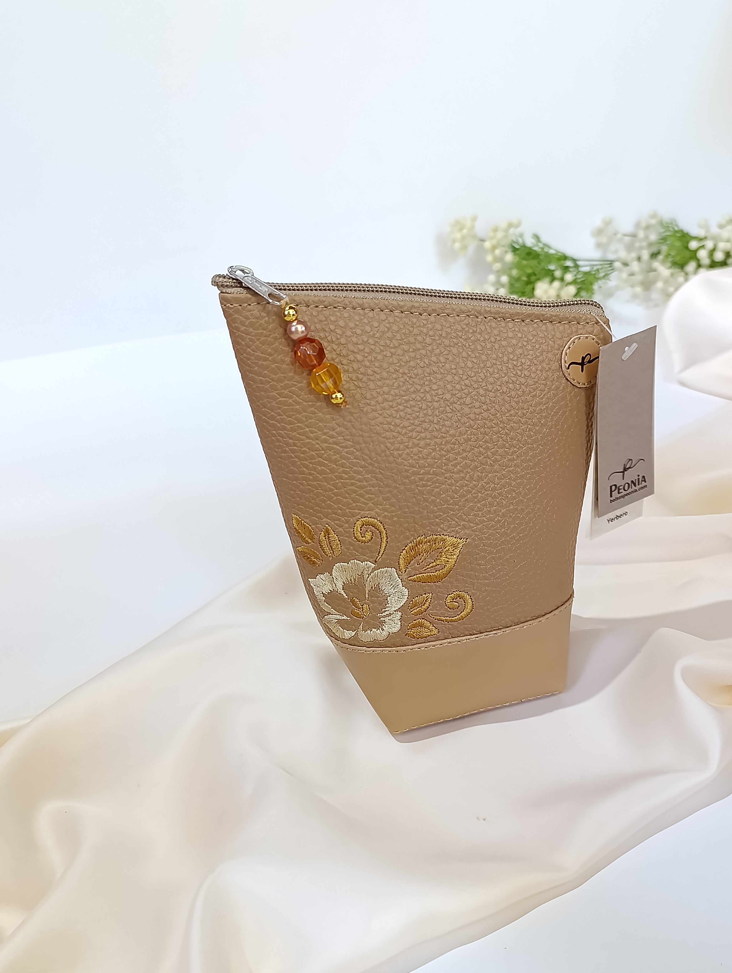 Yerbera Femenina bordada Camelia, colores varios